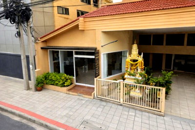 Office for rent วิทยาลัยอาชีวศึกษาเอี่ยมละออ : Located in the heart of the Sathorn-Yannawa-Narathiwat Ratchanakarin area, this property offers retail ​​15 sq. wah (60 sq. m.)