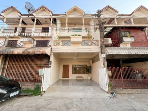 ทาวน์เฮาส์ 3 ชั้นครึ่ง (มีชั้นลอย) รีโนเวทใหม่ทั้งหลัง จัดเต็มฟังก์ชัน+เครื่องใช้ไฟฟ้า ใจกลางเมืองอุดรธานี