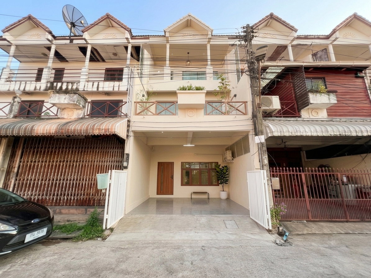 รูป ทาวน์เฮาส์ 3 ชั้นครึ่ง (มีชั้นลอย) รีโนเวทใหม่ทั้งหลัง จัดเต็มฟังก์ชัน+เครื่องใช้ไฟฟ้า ใจกลางเมืองอุดรธานี - รูปที่ 1/11