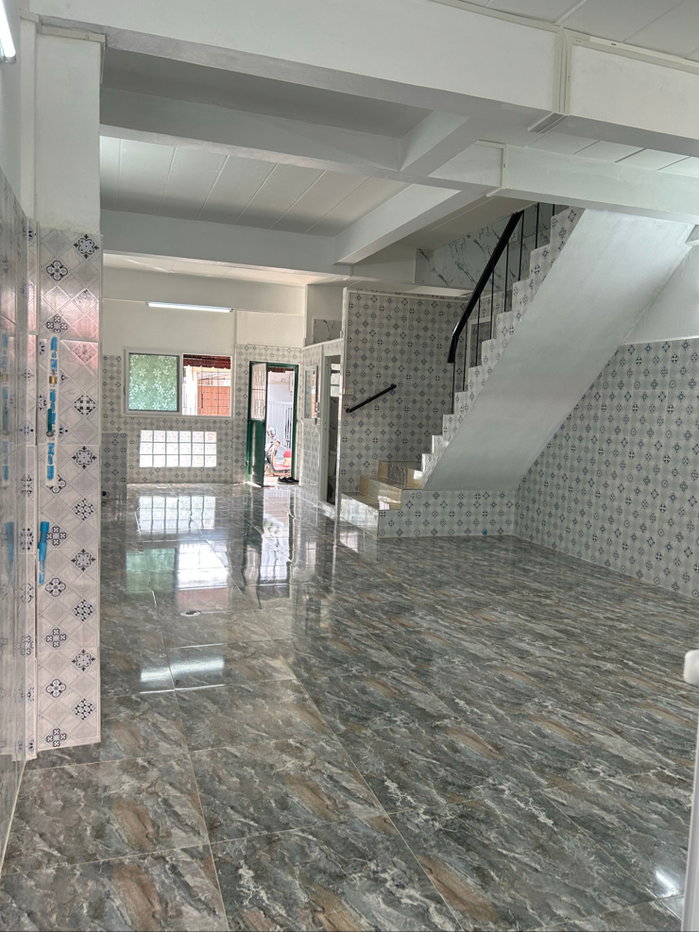 picture 2  shower room closed to the main Raninthra rd.  - 31/33