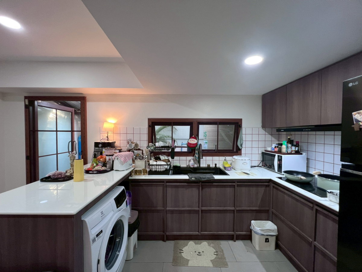 รูป ทาวน์เฮาส์ 3 ชั้นครึ่ง (มีชั้นลอย) รีโนเวทใหม่ทั้งหลัง จัดเต็มฟังก์ชัน+เครื่องใช้ไฟฟ้า ใจกลางเมืองอุดรธานี - รูปที่ 3/11