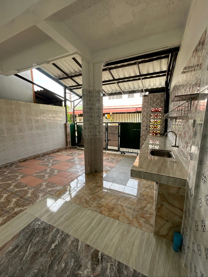 picture 2  shower room closed to the main Raninthra rd.  - 32/33