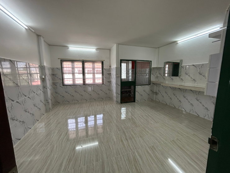 picture 2  shower room closed to the main Raninthra rd.  - 23/33