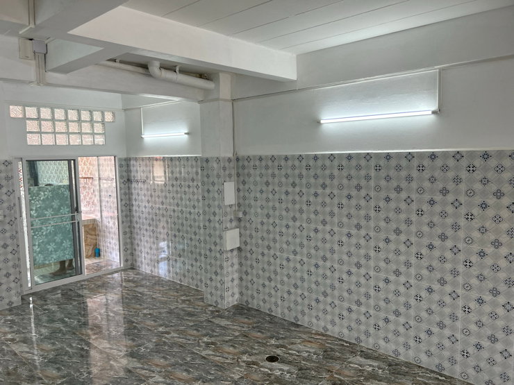 picture 2  shower room closed to the main Raninthra rd.  - 25/33