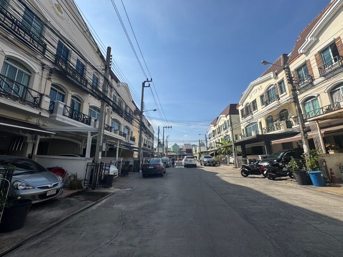 3-bed townhouse for rent, 131 sqm, 17.6 sq wah, Baan Klang Muang The Paris Rama9-Ramkamhang