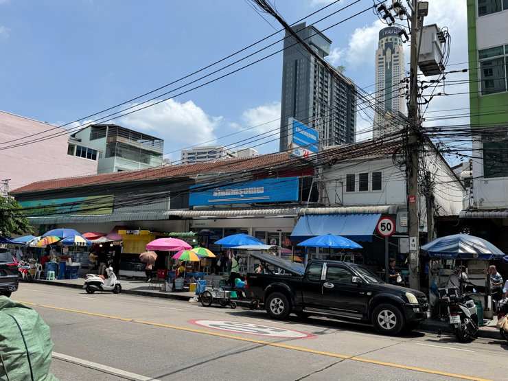 รูป อาคาร 4 คูหา / 3 ชั้น ติดถนนรางน้ำ BTS อนุสาวรีย์ชัย  | มีลิฟต์ | มีที่จอดรถ | ใกล้ Kingpower - รูปที่ 3/5