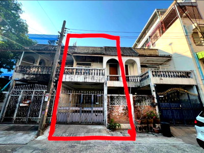 Townhouses for rent Thonburi Vocational College : Townhouse near Tha Phra MRT. Perfect for home office. Customizable layout, on-site parking, peaceful area.