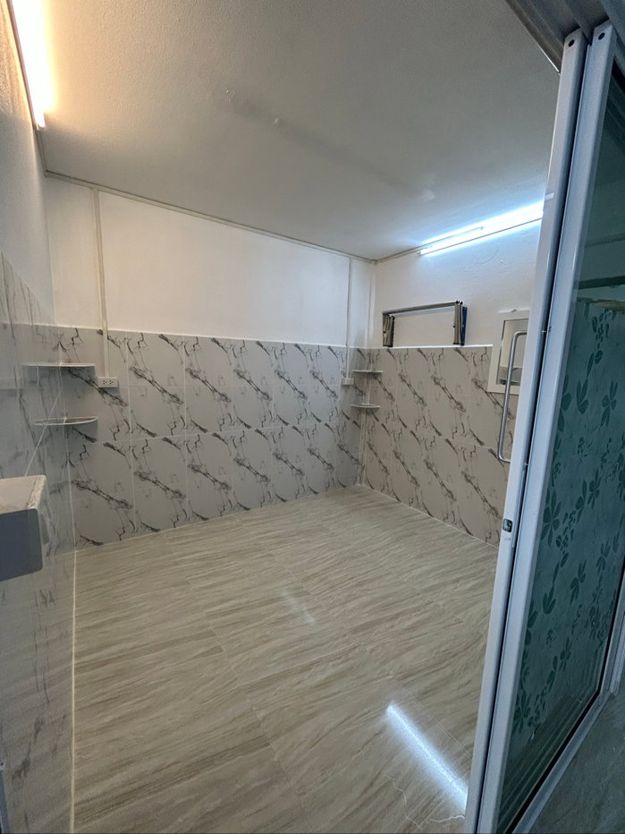 picture 2  shower room closed to the main Raninthra rd.  - 22/33
