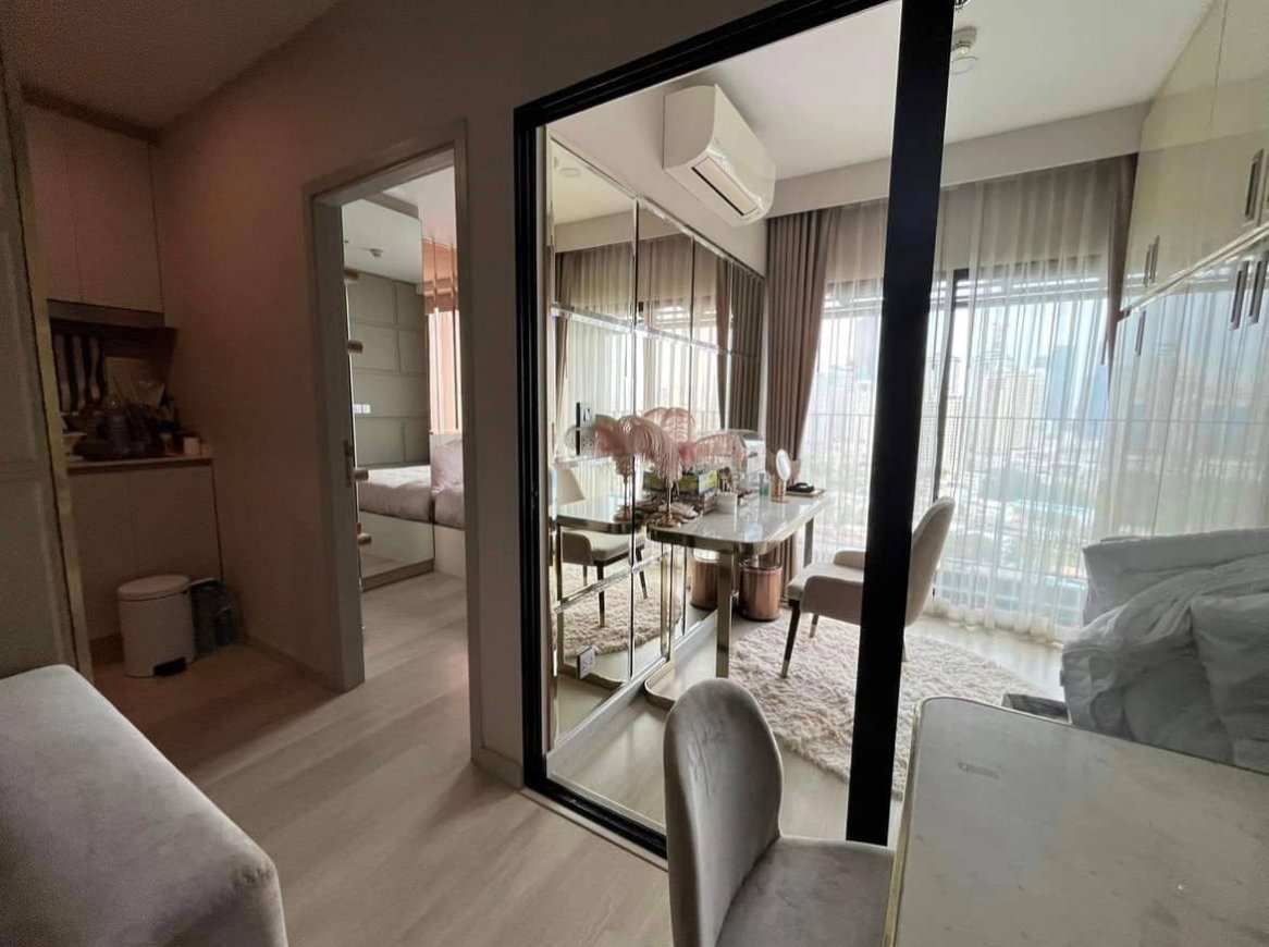 รูป Knightsbridge Prime Sathorn【𝐒𝐄𝐋𝐋 & 𝐑𝐄𝐍𝐓】🔥 แต่งพรีเมียมบุผนังเรียบหรู โทนเบจละมุน กระจกกั้นห้องทำงานเป็นสัดส่วน🔥 ติดต่อไลน์ไอดี: @hacondo - รูปที่ 3/7