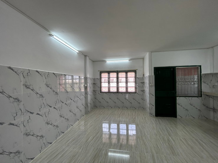 picture 2  shower room closed to the main Raninthra rd.  - 14/33