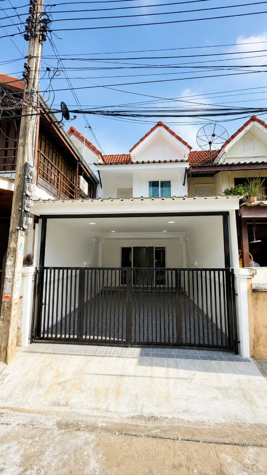รูป ทาวน์เฮาส์ 2ชั้น รีโนเวทใหม่ หมู่บ้าน กรุงทอง สายไหม 33 ราคาถูกสุด ตกแต่งสวยพร้อมอยู่ เฟอร์นิเจอร์สวย เดินทางสะดวก - รูปที่ 2/15