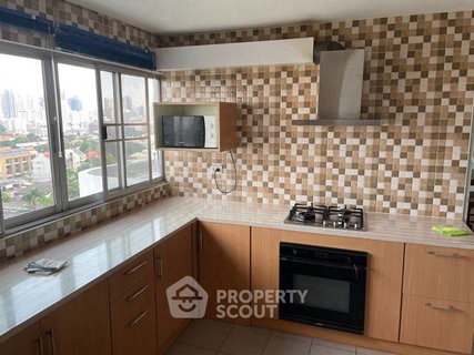 3-BR Condo at Regent On The Park 3 Condominium near MRT Phetchaburi (ID 3254772)