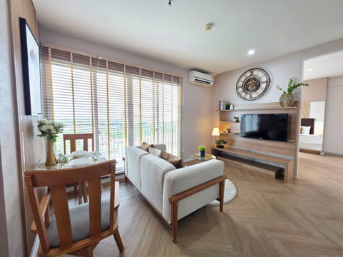 For Sale: The Parkland Srinakarin Lakeside. Minimalist design 🍂 Spacious corner unit 🍂 with private fixed parking space 🍂