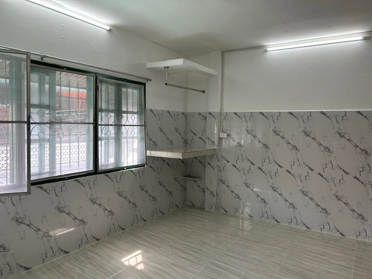 picture 2  shower room closed to the main Raninthra rd.  - 12/33