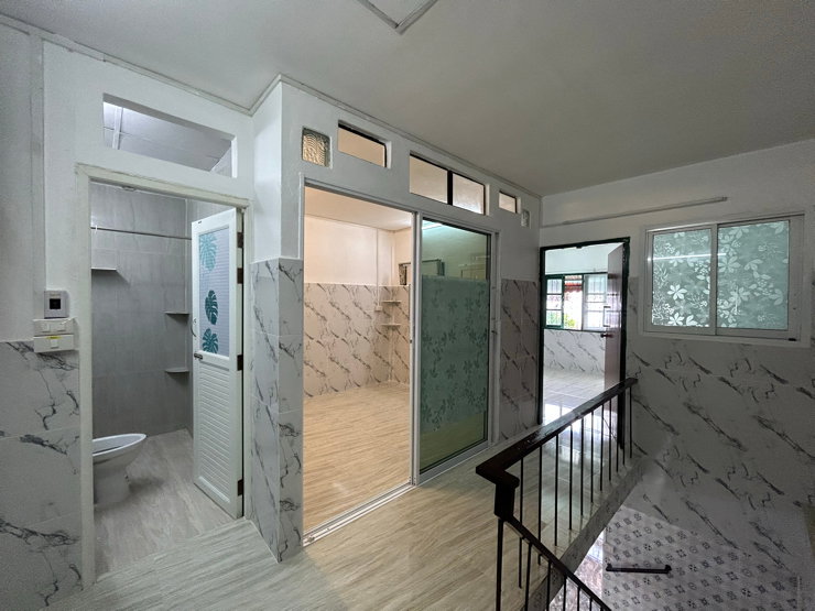 picture 2  shower room closed to the main Raninthra rd.  - 13/33
