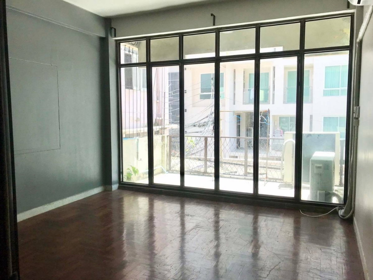 รูป LTH16107 - Townhouse for Rent Silom | Spacious 300 sq.m. | 5 Beds 5 Baths | 2 Indoor Parking | 100K  - รูปที่ 3/8