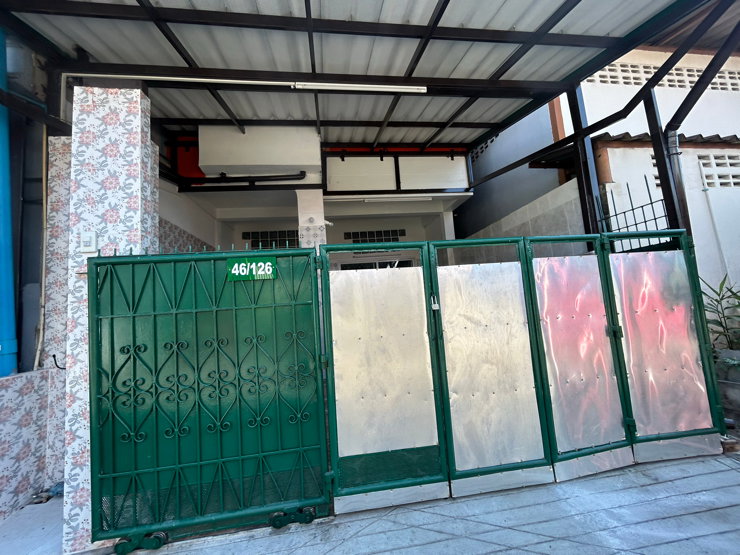 picture 2  shower room closed to the main Raninthra rd.  - 4/33