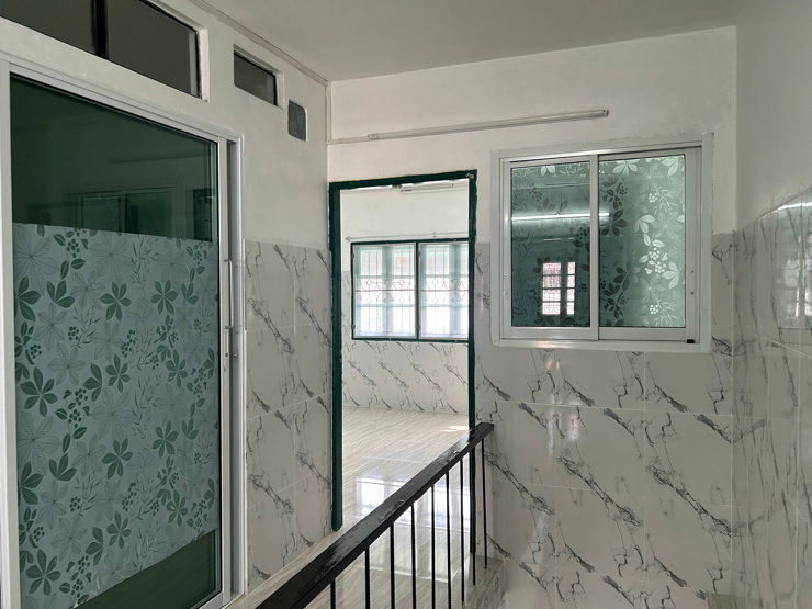 picture 2  shower room closed to the main Raninthra rd.  - 7/33