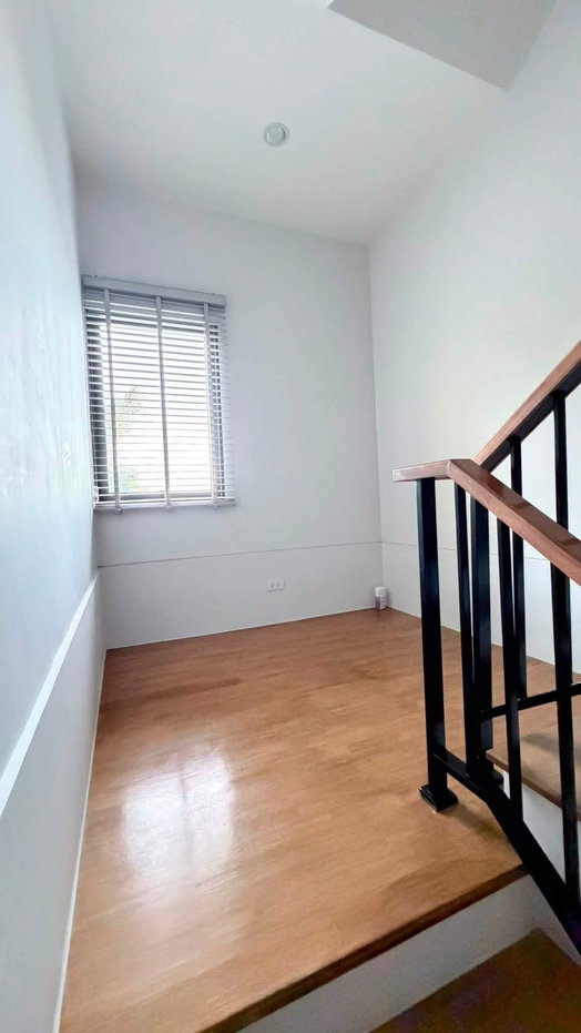 รูป 🏠✨ ให้เช่า ทาวน์โฮม 3 ชั้น บ้านกลางเมือง วัชรพล – สุขาภิบาล 5 3 ห้องนอน 3 ห้องน้ำ พร้อมเข้าอยู่ | เฟอร์นิเจอร์และเครื่องใช้ไฟฟ้าครบ | เลี้ยงแมวได้ 🐱 - รูปที่ 6/18