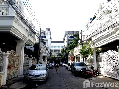 Townhouses for rent Srinakharinwirot University Prasanmit Campus : 5 Bedroom Townhouse for rent at Ekkamai Villas  5585401