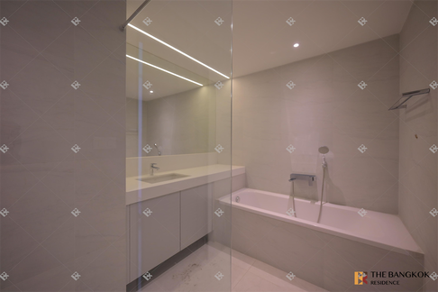 สะดวกสบายกับไลฟ์สไตล์สุด Luxury พรีเมียร์ คอนโดมิเนียม ใกล้ BTS สถานีพร้อมพงษ์