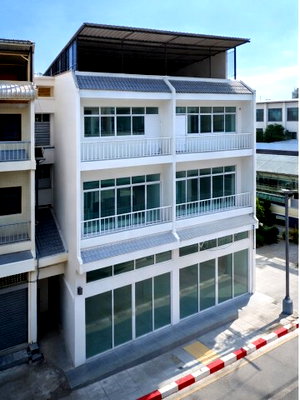 Shophouses for rent Bangkok : 			Near MRT SiUdom 400m. clinics showrooms  2 adjoining shophouses Rent 44,999 THB/month.  Corner unit          