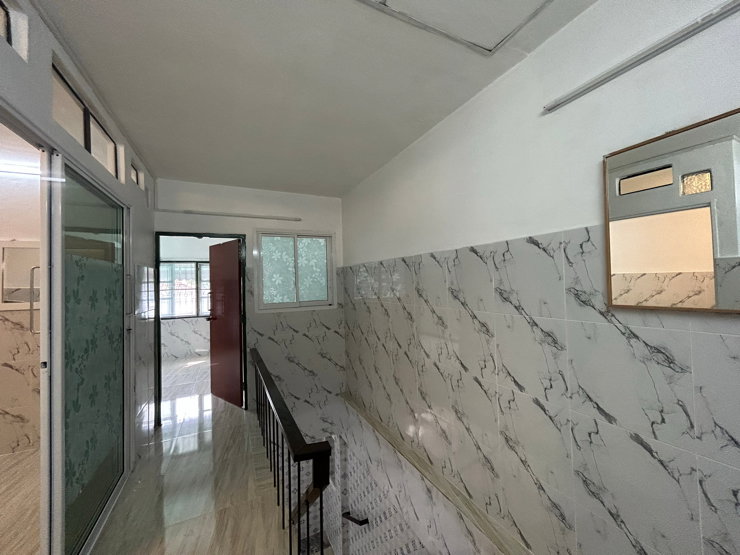 picture 2  shower room closed to the main Raninthra rd.  - 15/33