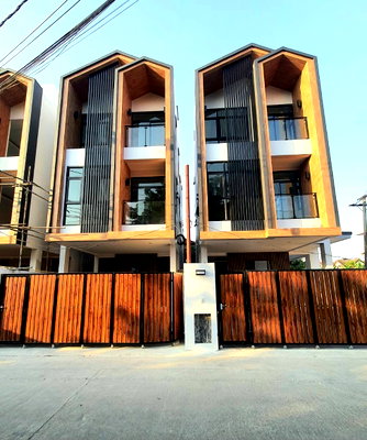 Houses for sale MRT Sutthisan :  Large detached house in the heart of the city! Just 800m from the MRT, with a private rooftop garden 🌿 Prime location Ratchada-Rama 9