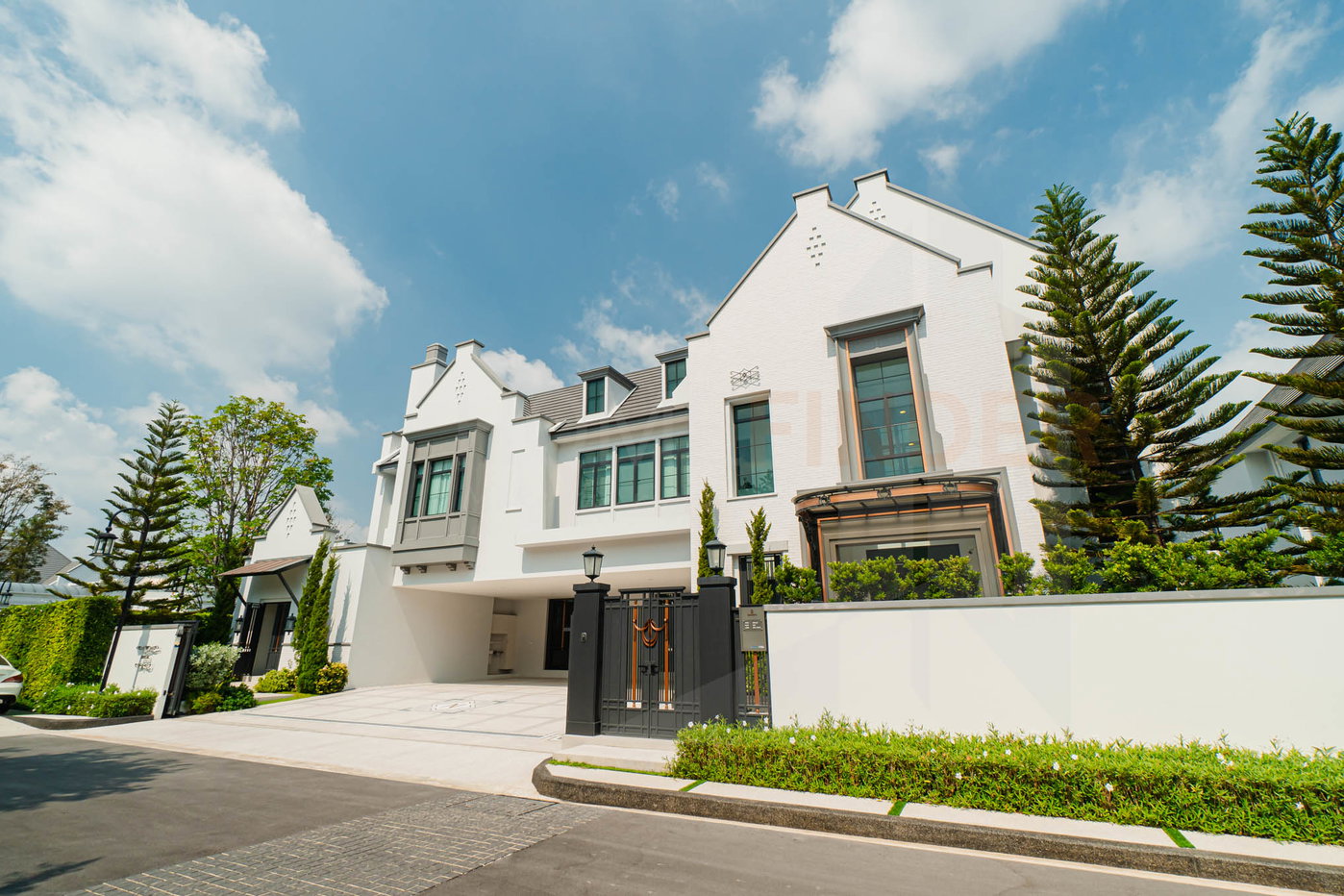 รูป NANTAWAN Pool Villa Rama 9 New Krungthep Kritha 4 bedrooms, for sale - รูปที่ 1/26
