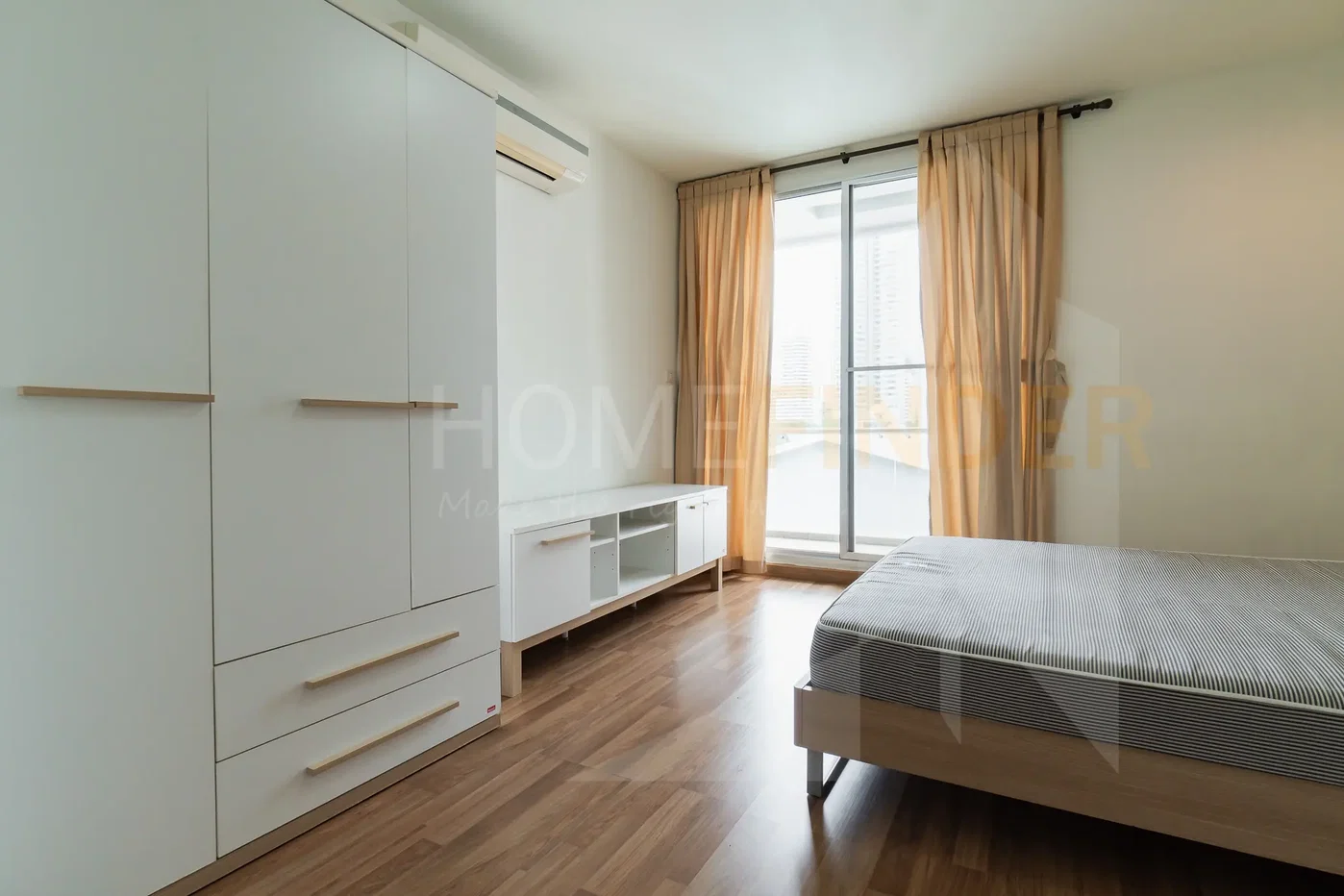 picture Y.O. Place 3 bedrooms, for rent - 8/16