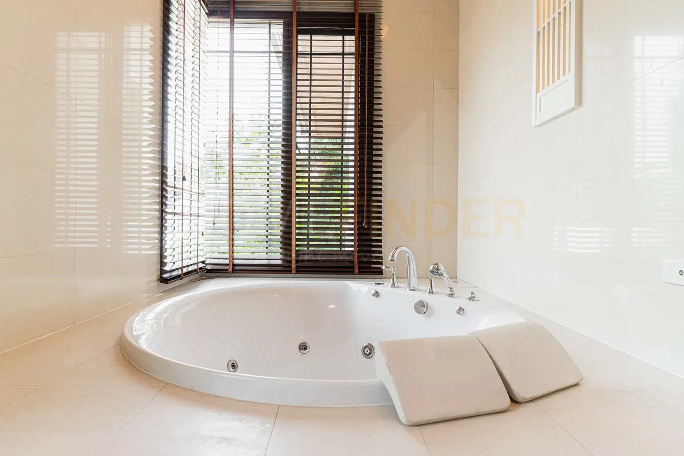 รูป L&H Villa Sathorn - Beautiful 4 Bedroom house and swimming pool Sathorn, Bangkok 4 bedrooms, for rent - รูปที่ 11/19