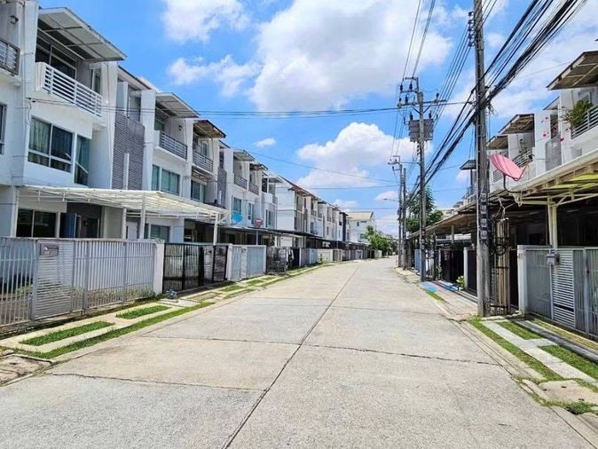 ขายทาวน์โฮม 3 ห้องนอน 185 ตร.ม. 20 ตร.ว. บ้านใหม่ พระราม 9 - ศรีนครินทร์