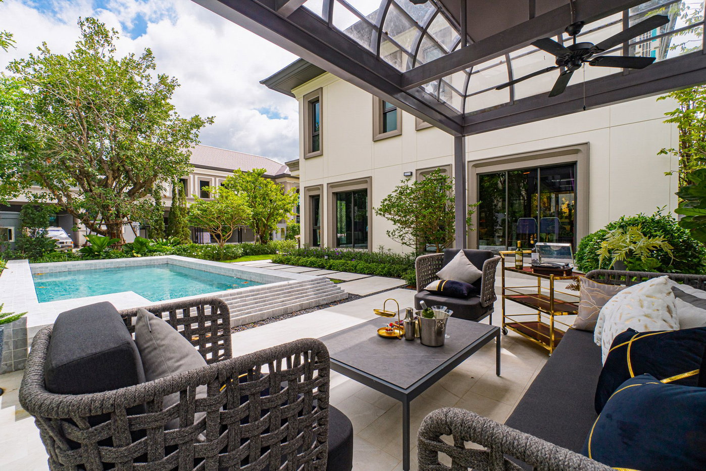รูป แกรนด์ บางกอก บูเลอวาร์ด กรุงเทพกรีฑา ยูนิต พล็อต 4 (ยูนิตโชว์) 5 bedrooms, for sale - รูปที่ 2/14