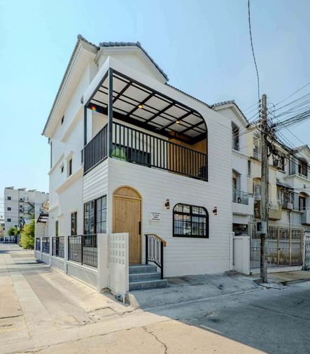 4-bed townhouse for sale, 200 sqm, 23.9 sq wah, Baan Klang Muang Rama 9 Soi 43