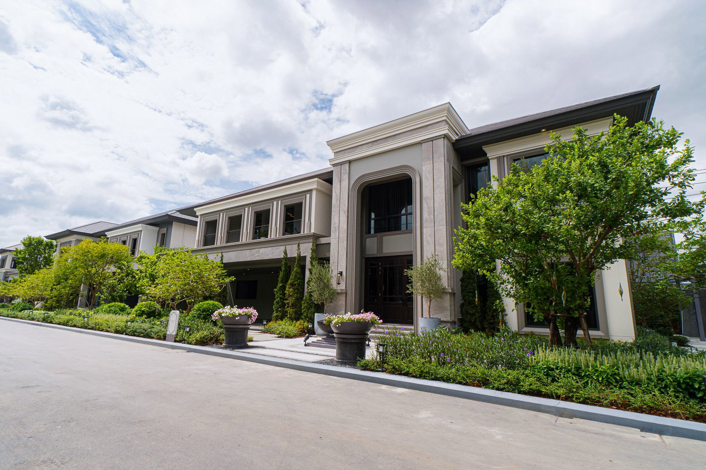 รูป แกรนด์ บางกอก บูเลอวาร์ด กรุงเทพกรีฑา ยูนิต พล็อต 4 (ยูนิตโชว์) 5 bedrooms, for sale - รูปที่ 1/14