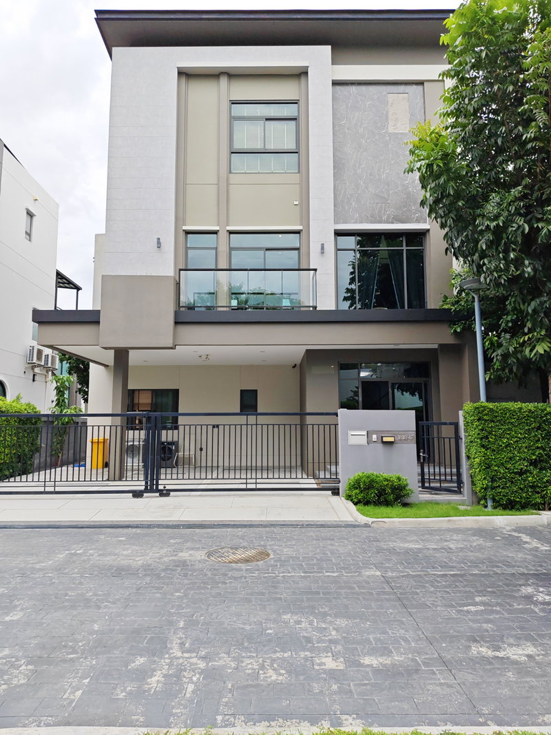 Houses for sale : 4 bedroom House for sale  on Sukumvit 101 near BTS