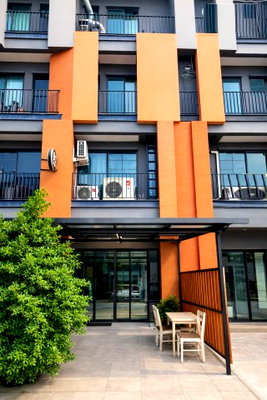 Shophouses for rent ม.เอเชียอาคเนย์ : 			Heavy-duty kitchen allowed. Parking for 5 cars. Cafe rental available once every 3 years. Building l          