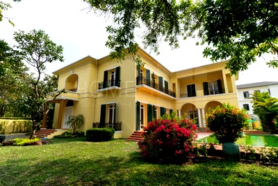 Houses for rent Srinakharinwirot University Prasanmit Campus : 4 Bedroom House Ekkamai, Bangkok with swimming pool 4 bedrooms, for rent