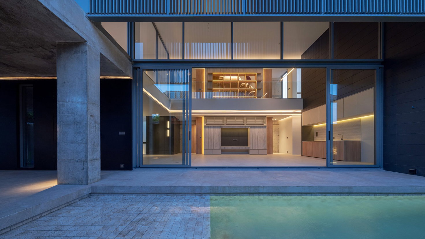 รูป House in Sukhumvit 71 4 bedrooms, for sale - รูปที่ 3/32
