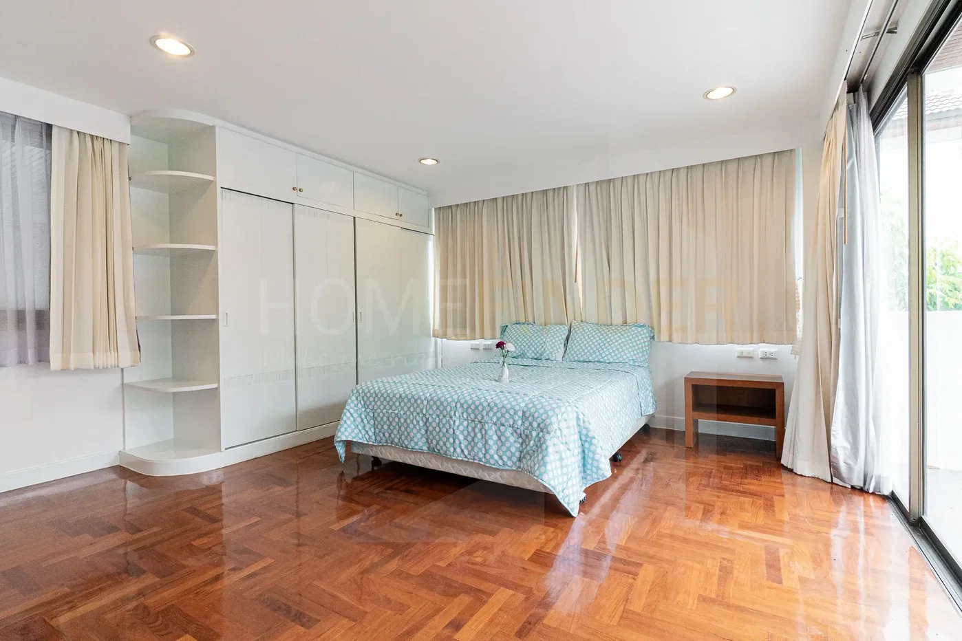 รูป Townhouse near Saint Luis Hospital 5 bedrooms, for rent - รูปที่ 12/23