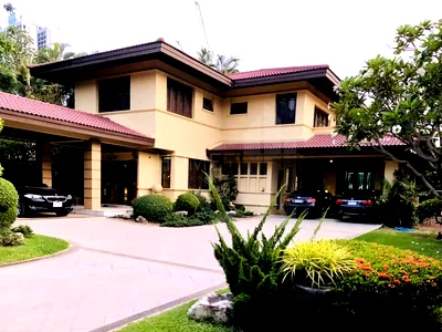 Houses for rent Bang Plee Samut Prakarn : Lakeside Villa 1 - Large house in Bang Na with swimming pool 4 bedrooms, for rent