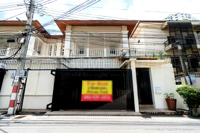 Houses for rent Srinakharinwirot University Prasanmit Campus : House in Sukhumvit 31 4 bedrooms, for rent