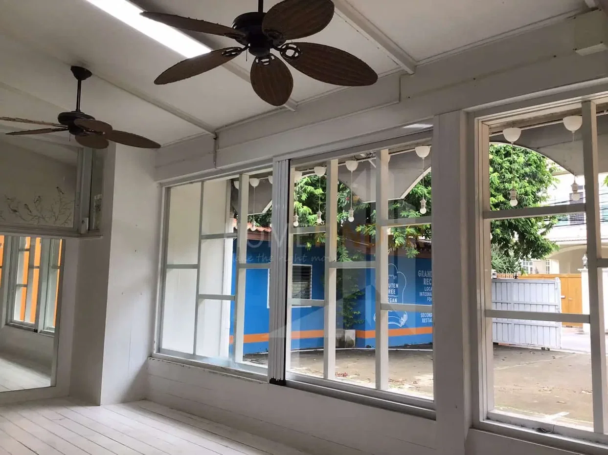 รูป House in Ekkamai soi 10 5 bedrooms, for rent - รูปที่ 3/6