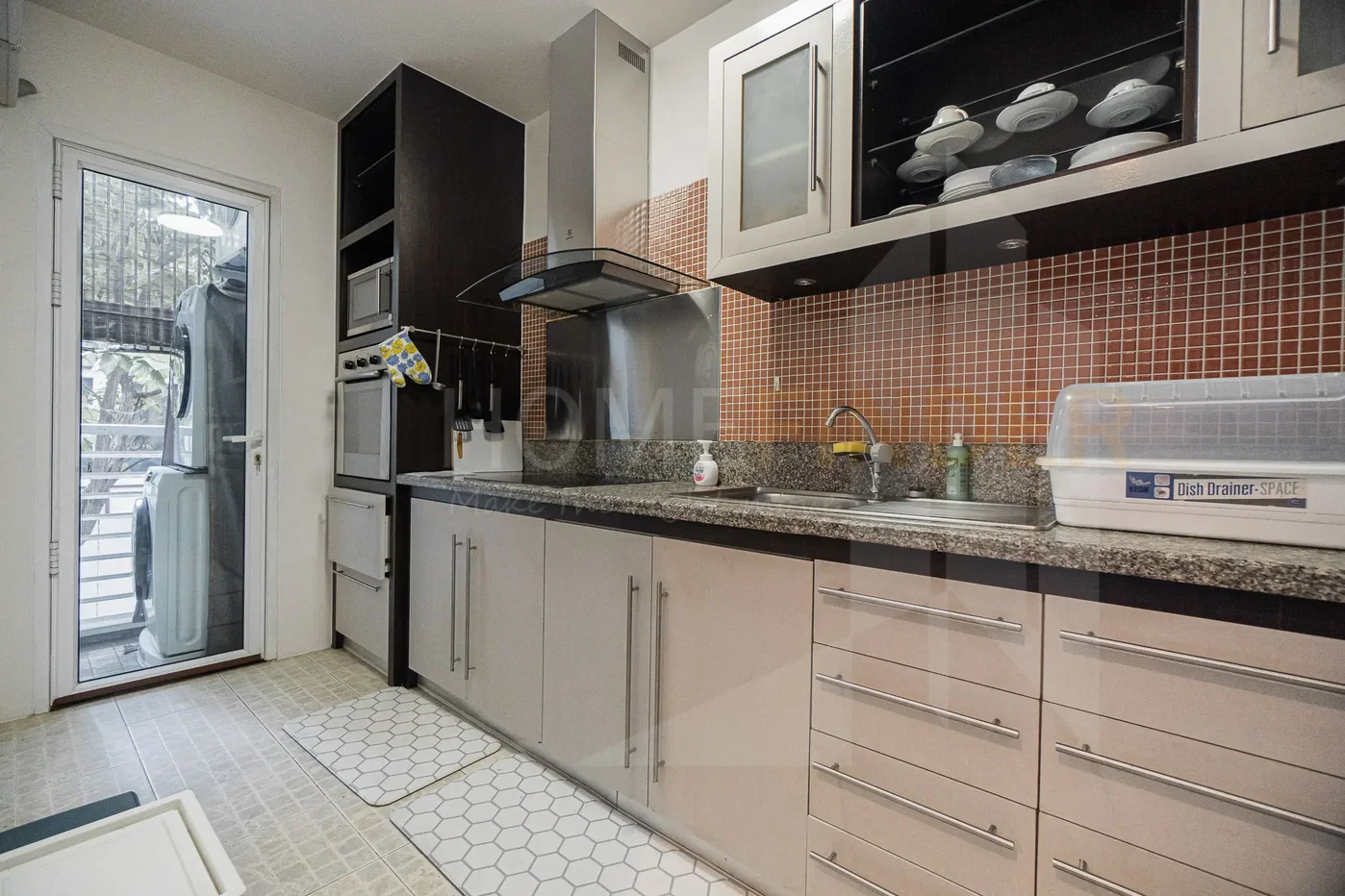 picture Avenue 61 2 bedrooms, for rent - 3/9