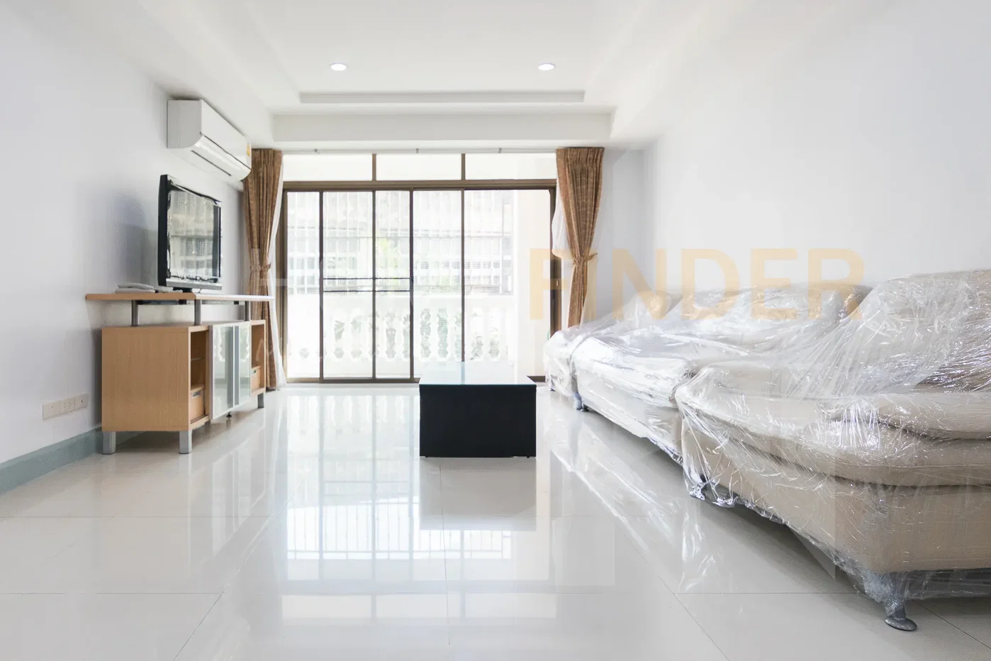 picture Royal Castle 3 bedrooms, for rent - 1/13