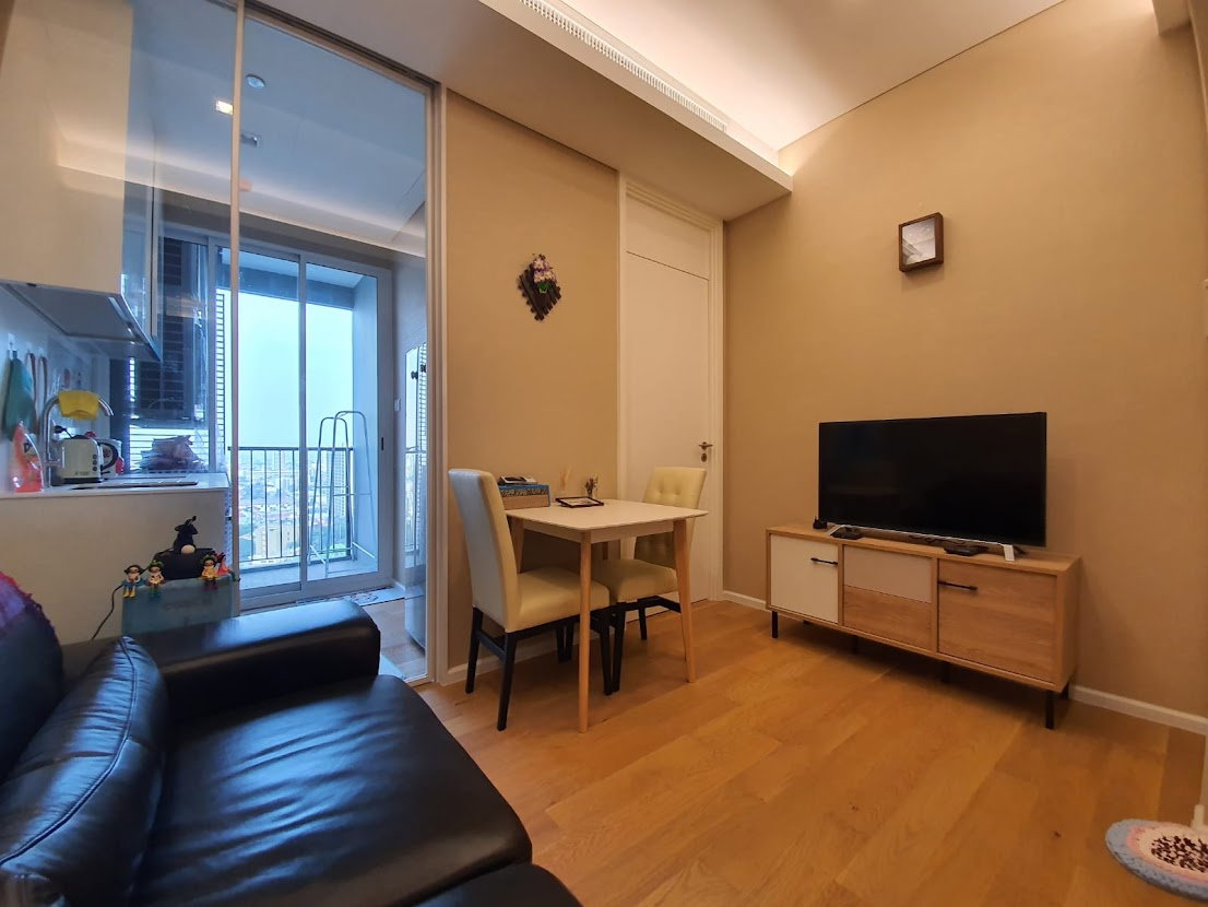 Condo for RENT   :  The Saint Residences  Size :    30 Sqm.   Floor:   21st  Type:   1 bed 1 bath  Fully furnished with electric appliances.
