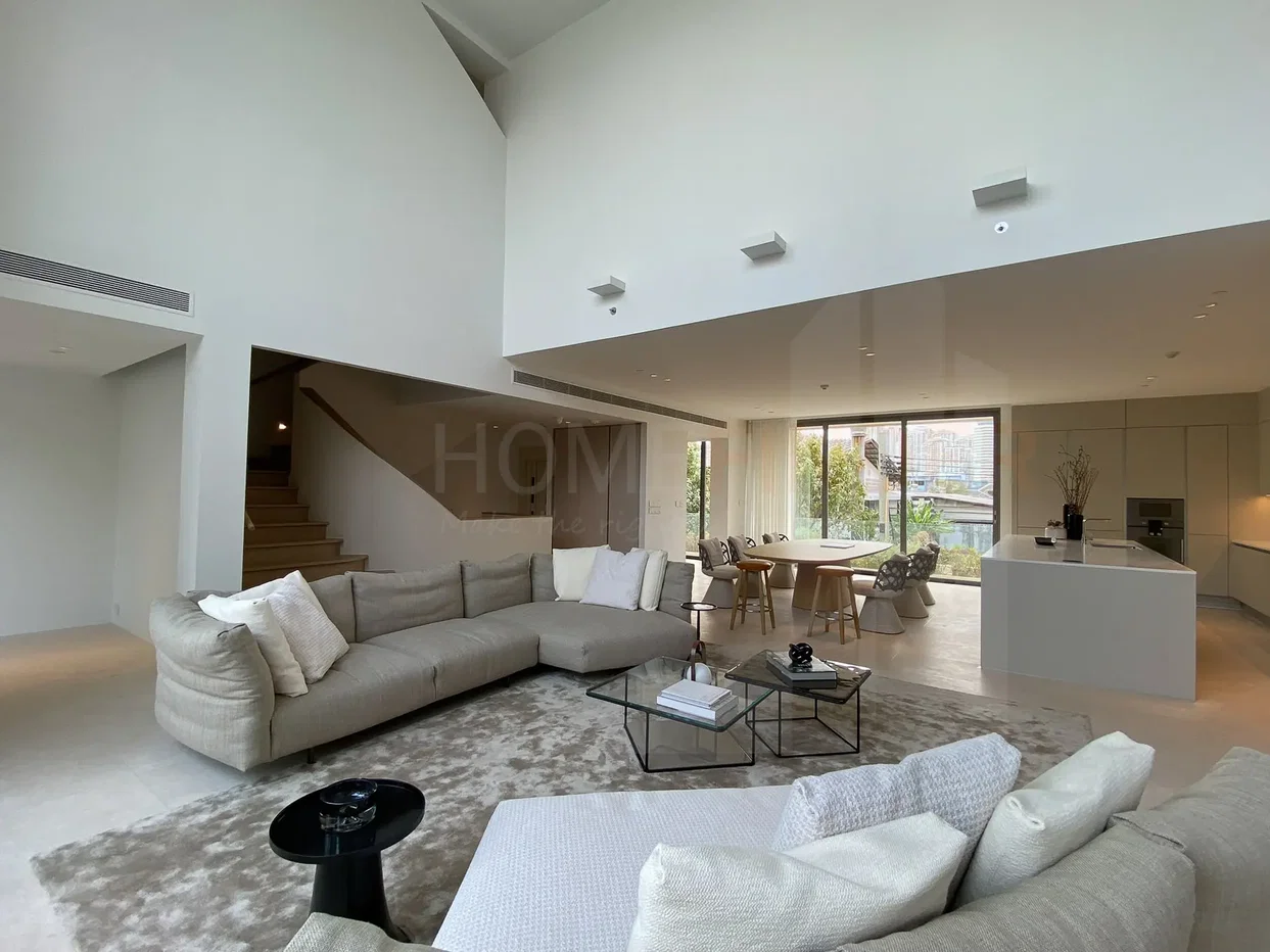 รูป A luxurious modern minimalist-style 4 bedrooms, for sale - รูปที่ 3/30