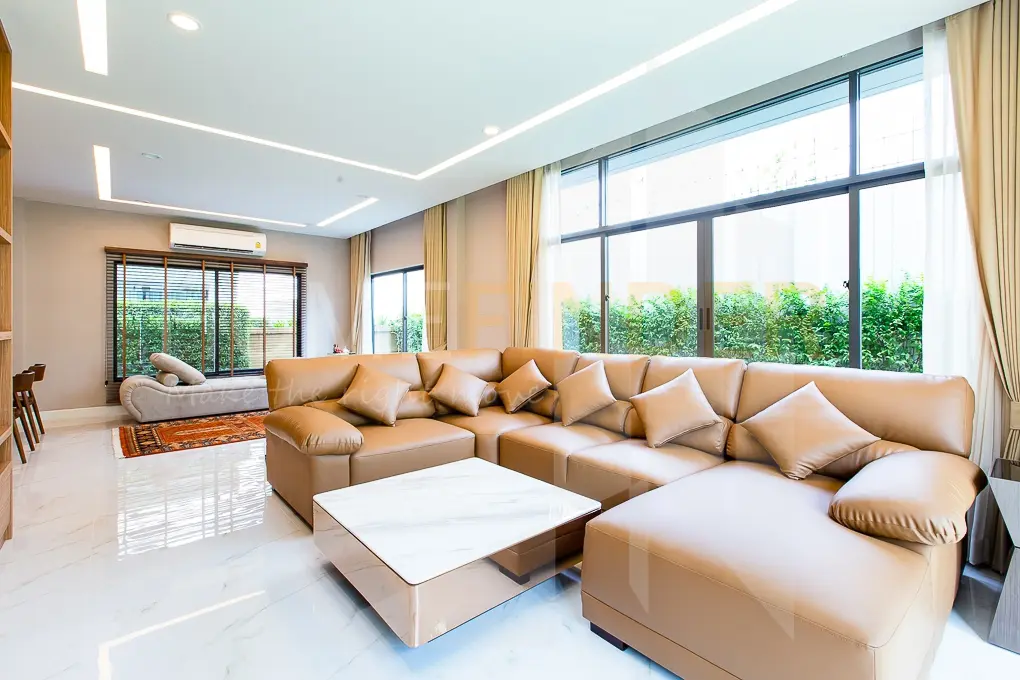 picture Setthasiri Pattanakarn 4 bedrooms, for rent - 1/12