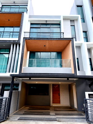 Townhouses for rent Bangkok : Townhome For Rent : Nirvana Define Krungthep Kreetha | Near Nirvana PORCH