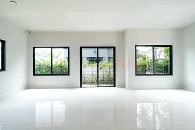 Houses for sale Bangkok-Chon Buri Motorway : Grand Britania Krungthepkreetha 4 bedrooms, for sale
